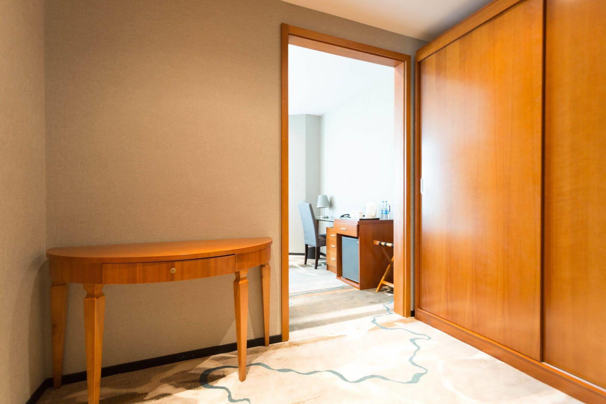 Radiance Hotel Шанхай Екстериор снимка